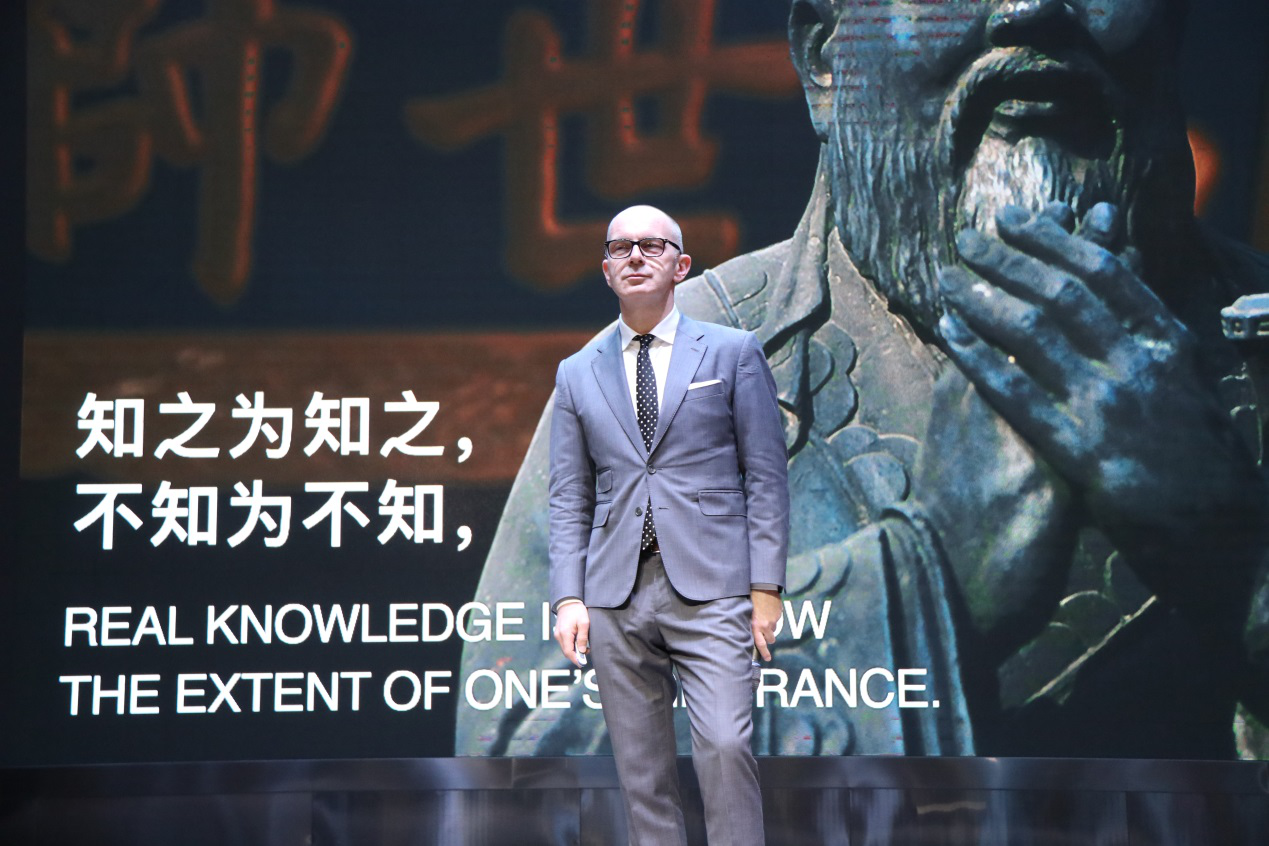 自貢市外國(guó)語學(xué)校--教育資源多元化，大師解惑談創(chuàng)新