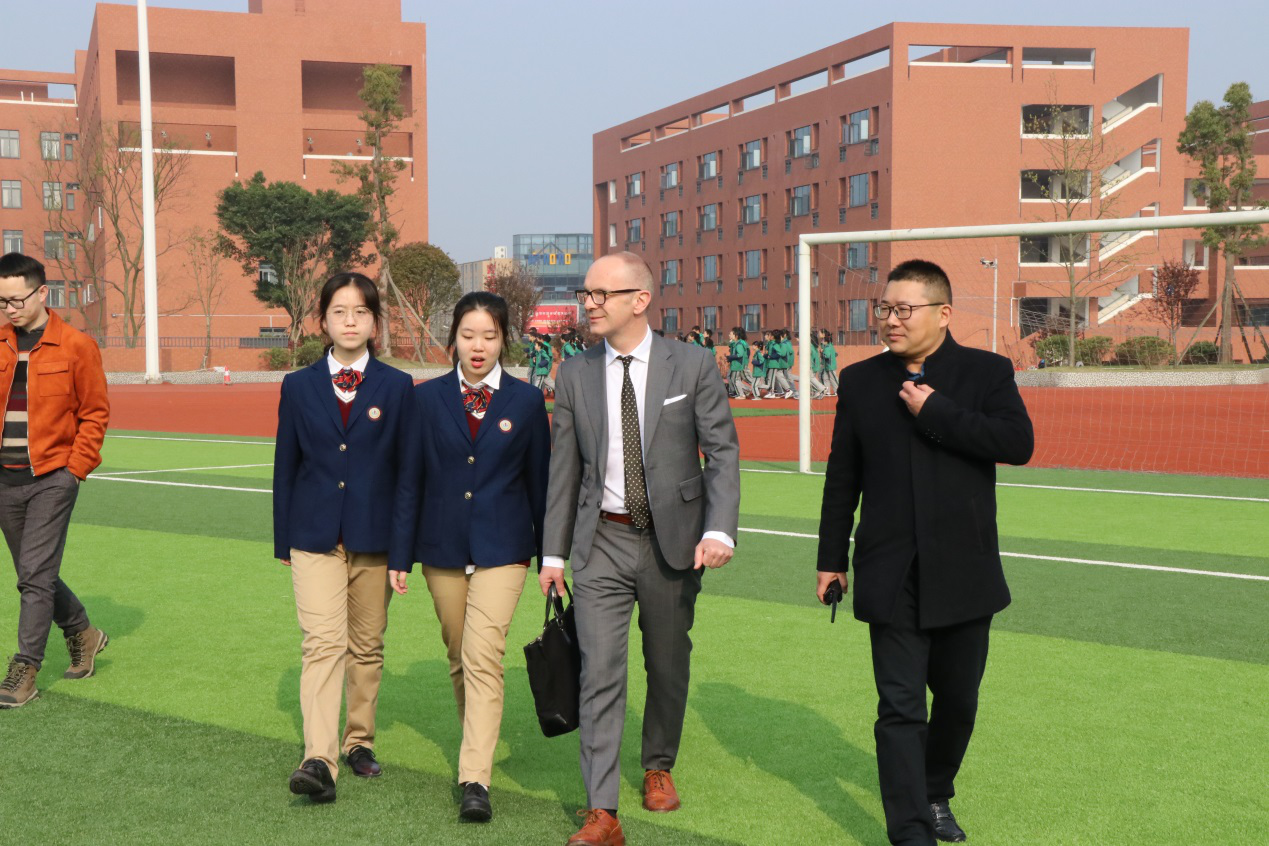 自貢市外國(guó)語學(xué)校--教育資源多元化，大師解惑談創(chuàng)新
