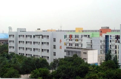 南山中學(xué)地理位置在哪里？