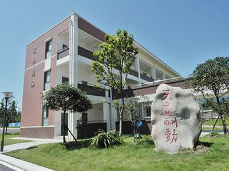 青城山高級中學(xué)校園環(huán)境怎么樣？