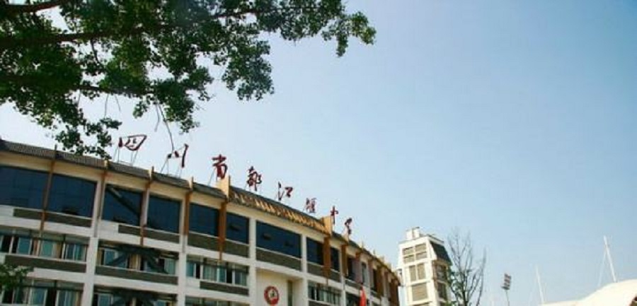 都江堰中學(xué)校園環(huán)境怎么樣？