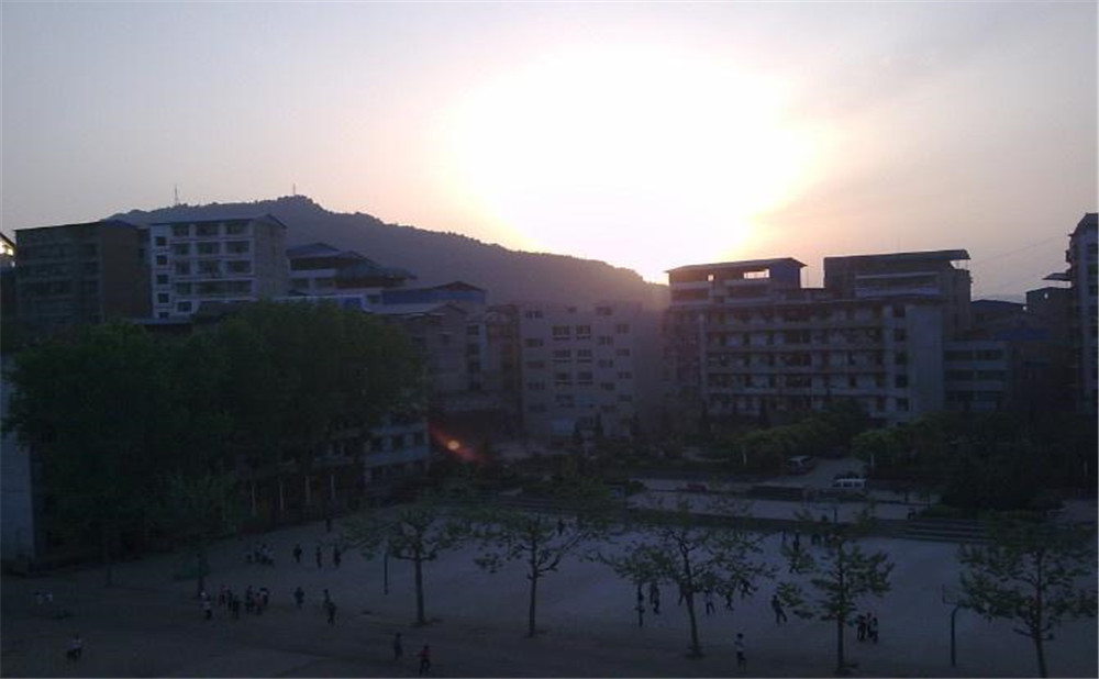 平昌縣第二中學(xué)學(xué)校環(huán)境怎么樣？