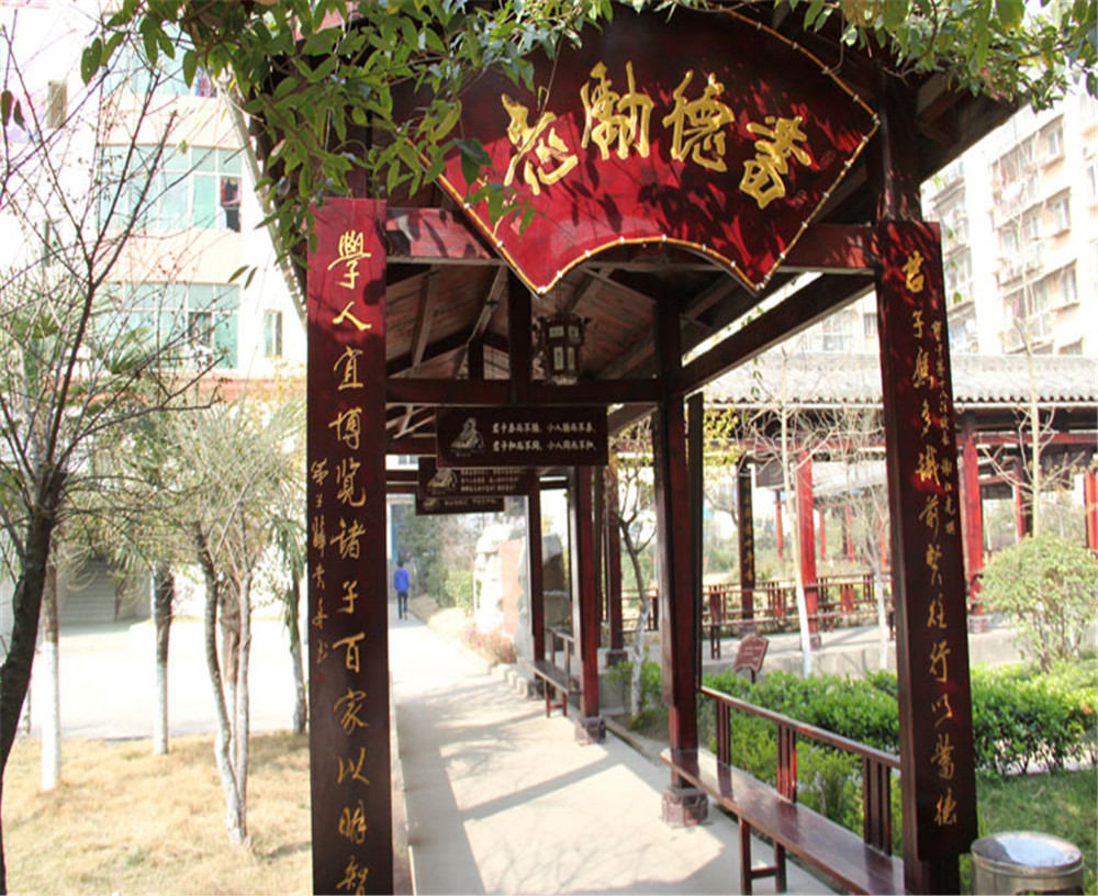 寶輪中學(xué)學(xué)校環(huán)境如何？