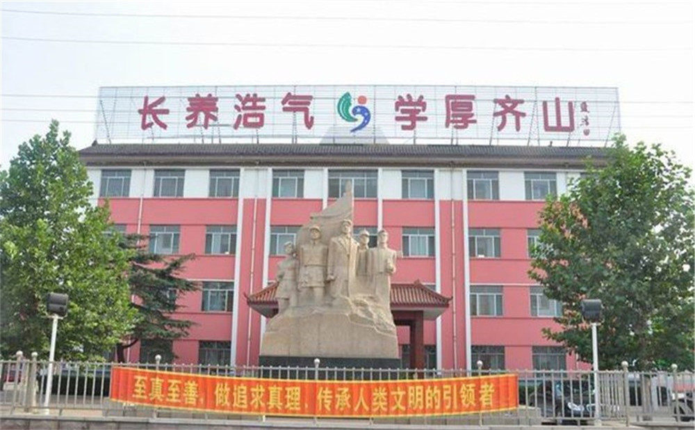 四川省榮縣長山中學(xué)市公辦學(xué)校嗎？