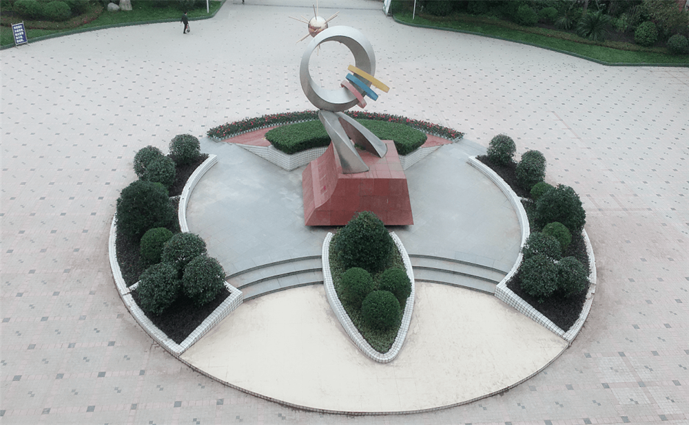 內(nèi)江六中是公辦學(xué)校嗎？