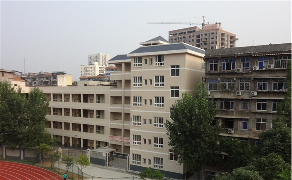 巴中中學(xué)2020年學(xué)校學(xué)費(fèi)多少錢一年？