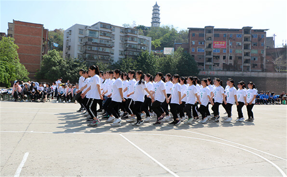 威遠(yuǎn)縣自強(qiáng)中學(xué)學(xué)校詳細(xì)地址在什么地方？