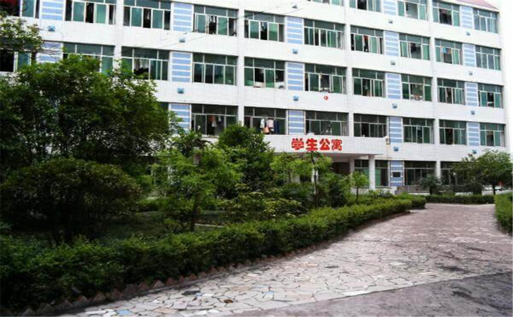 威遠龍會中學(xué)2020年學(xué)校學(xué)費多少錢一年？