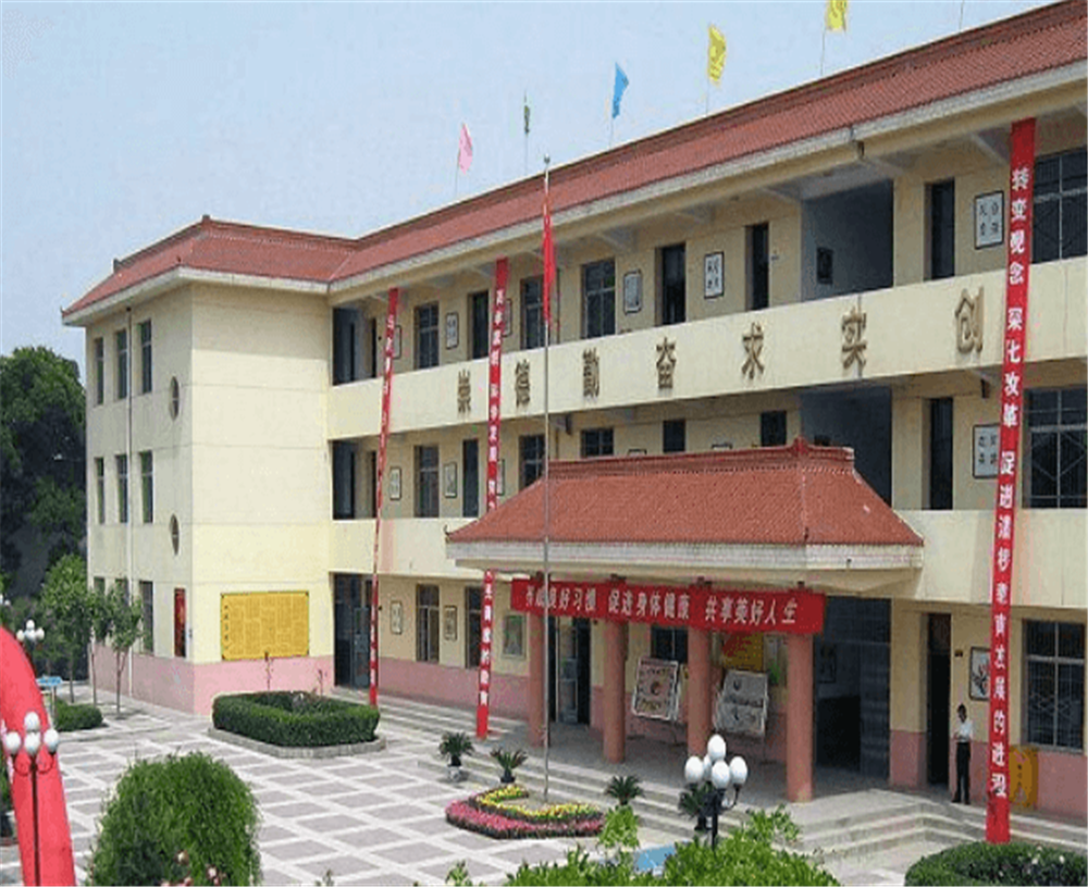 攀枝花市第十二中學(xué)校2020年學(xué)校學(xué)費(fèi)多少錢一年？