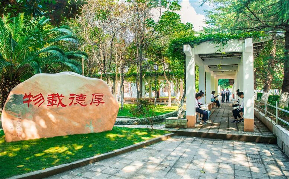 閬中東風(fēng)中學(xué)學(xué)校環(huán)境怎么樣？