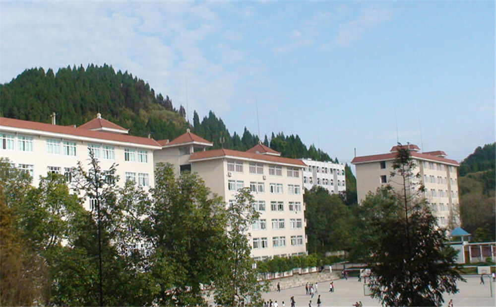 建興中學學校環(huán)境怎么樣？