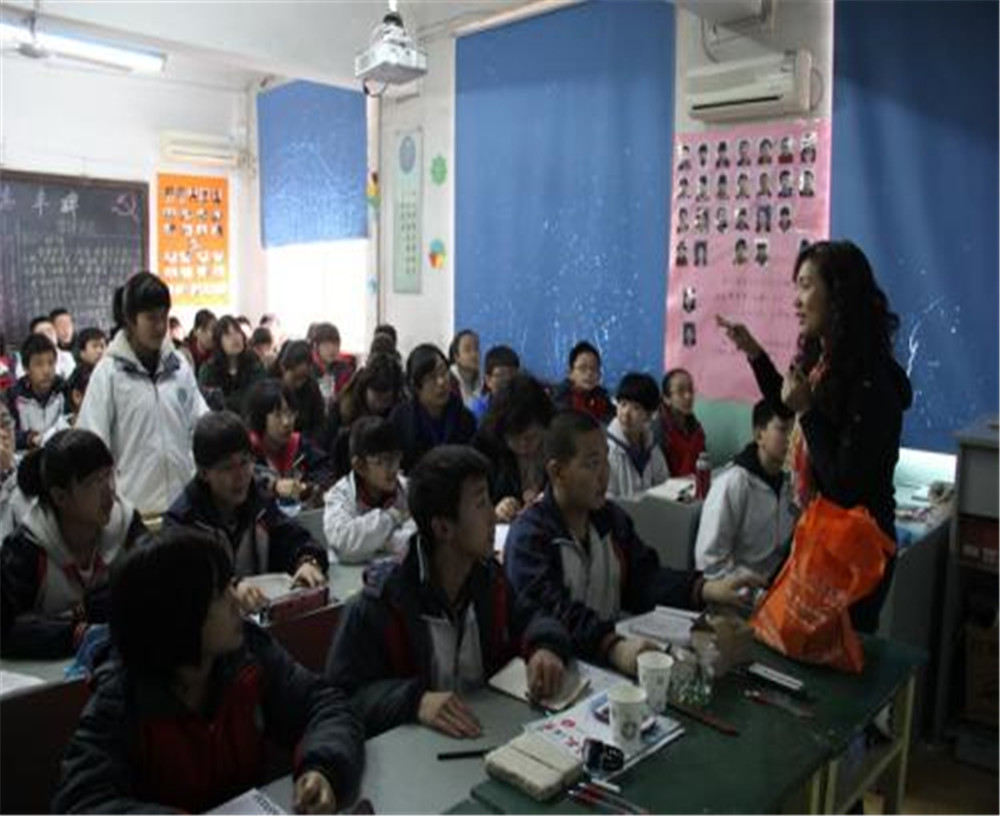 西昌市第四中學2020年學校學費多少錢一年？
