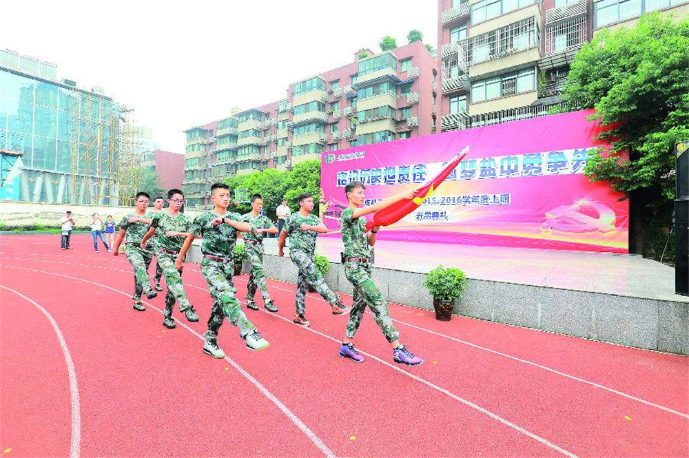 成都市鹽道街中學(xué)每年的學(xué)費是多少？