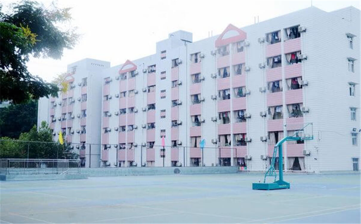 西南交通大學(xué)附屬中學(xué)每年的學(xué)費(fèi)多少錢？