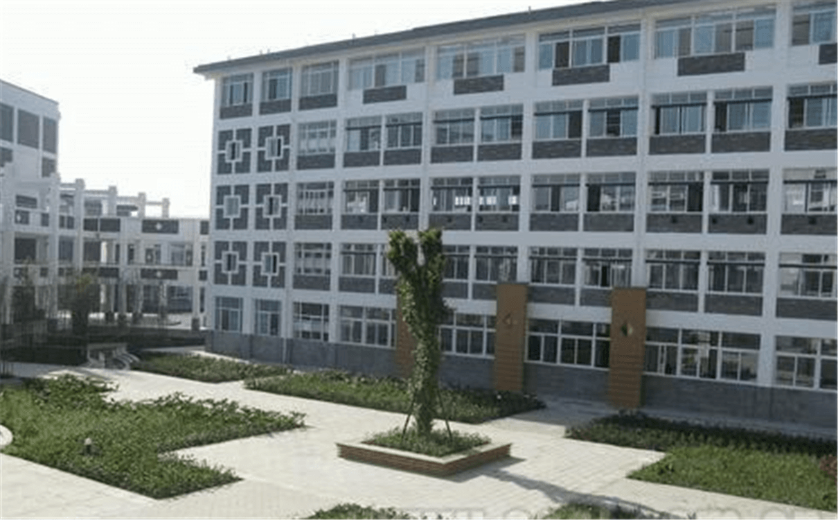 都江堰中學(xué)每年的學(xué)費是多少錢？