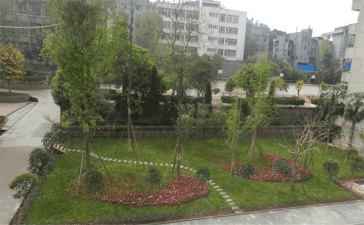 竹篙中學(xué)每年的學(xué)費是多少錢？