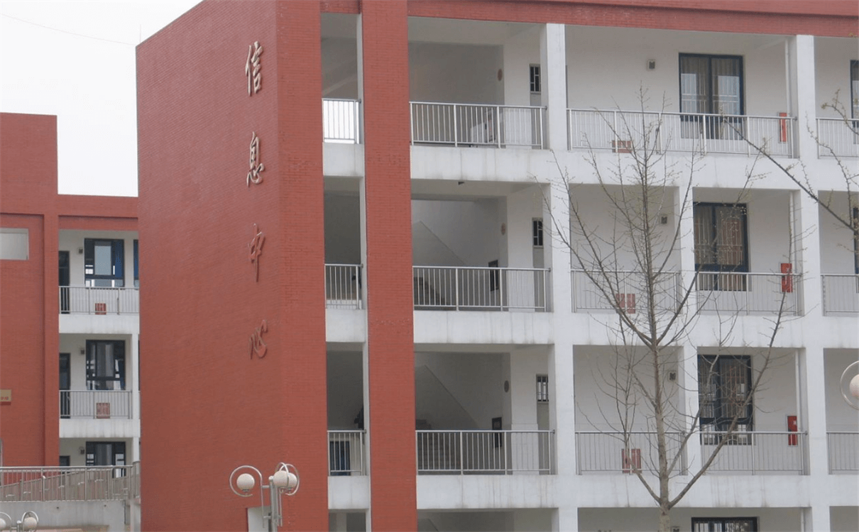 金堂中學(xué)每年的學(xué)費(fèi)是多少錢？