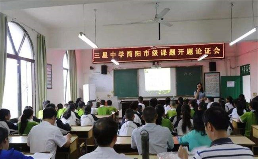 三星中學(xué)每年的學(xué)費(fèi)是多少？