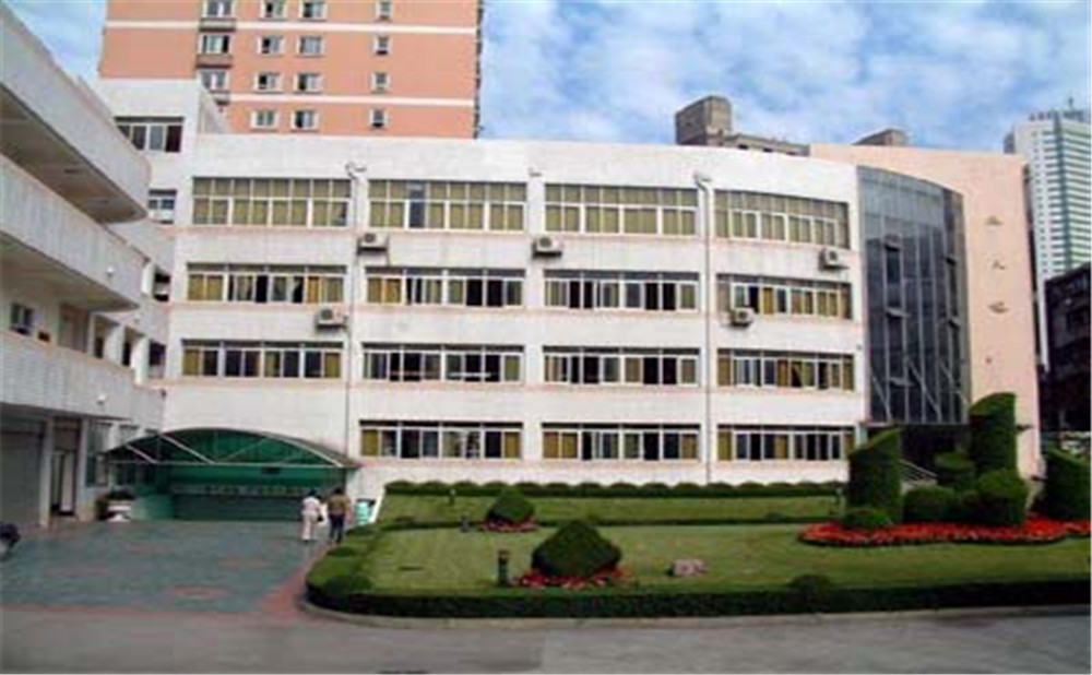 成都市鹽道街中學(xué)外招生一年的學(xué)費(fèi)是多少？