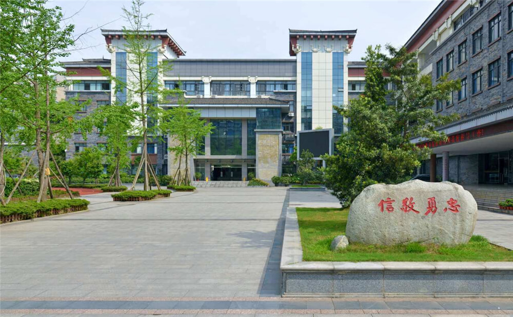 成都市西北中學(xué)外招生一年的學(xué)費(fèi)是多少錢(qián)？