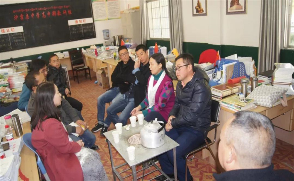 四川師范大學附屬中學外招生一年的學費是多少？