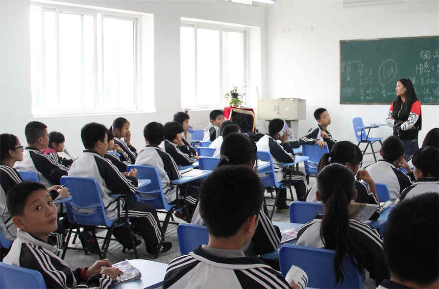 金牛中學(xué)一年的學(xué)費(fèi)是多少錢(qián)？