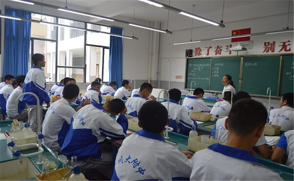 四川大學(xué)附屬中學(xué)外招生一年的學(xué)費(fèi)是多少錢？