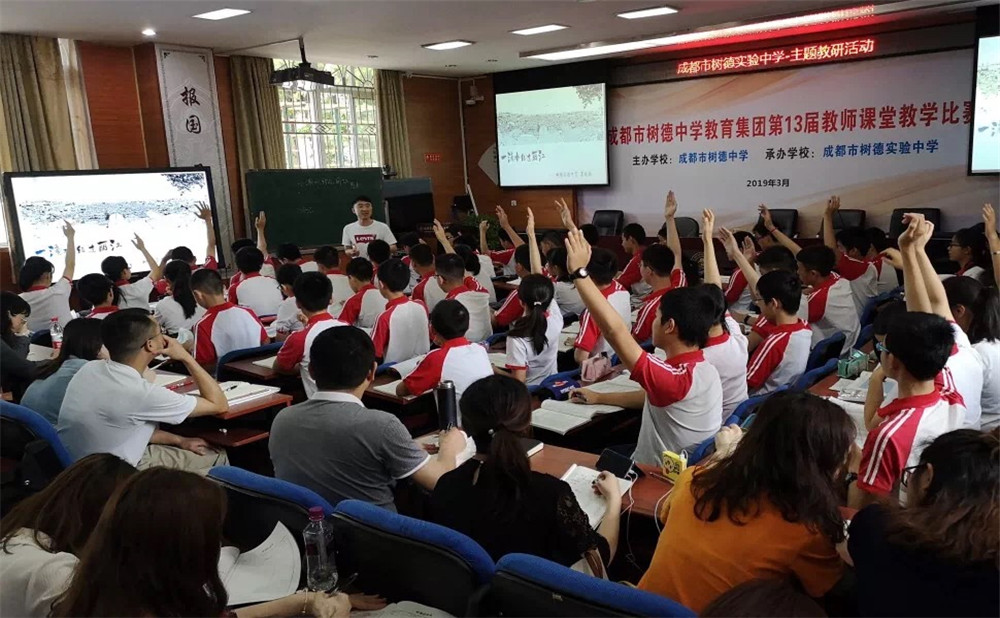 成都市泡桐樹中學每年學費多少？
