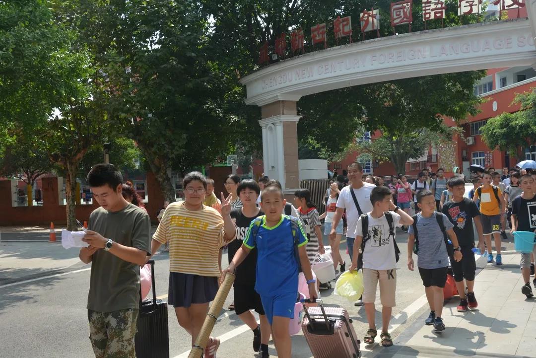 成都新世紀外國語學(xué)校一年的學(xué)費是多少？