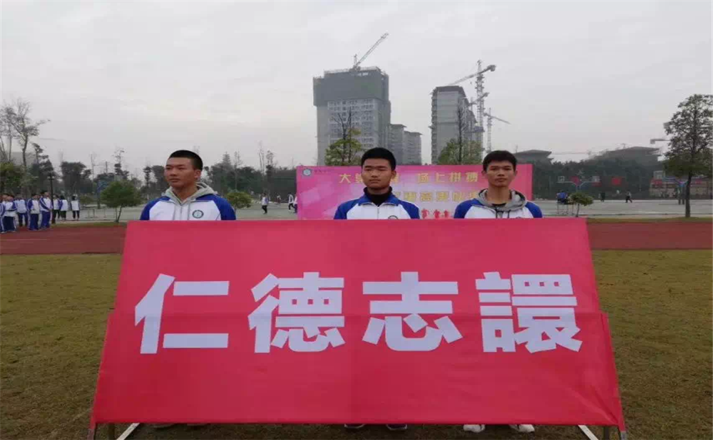 棠湖中學(xué)每年學(xué)費(fèi)是多少？