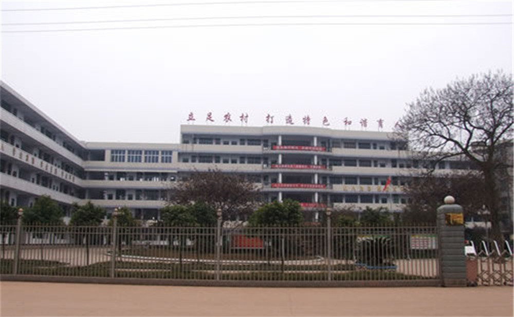 三岔中學(xué)招生一年的學(xué)費(fèi)是多少？
