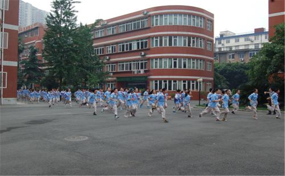 北師大成都實(shí)驗(yàn)中學(xué)的學(xué)費(fèi)是多少？