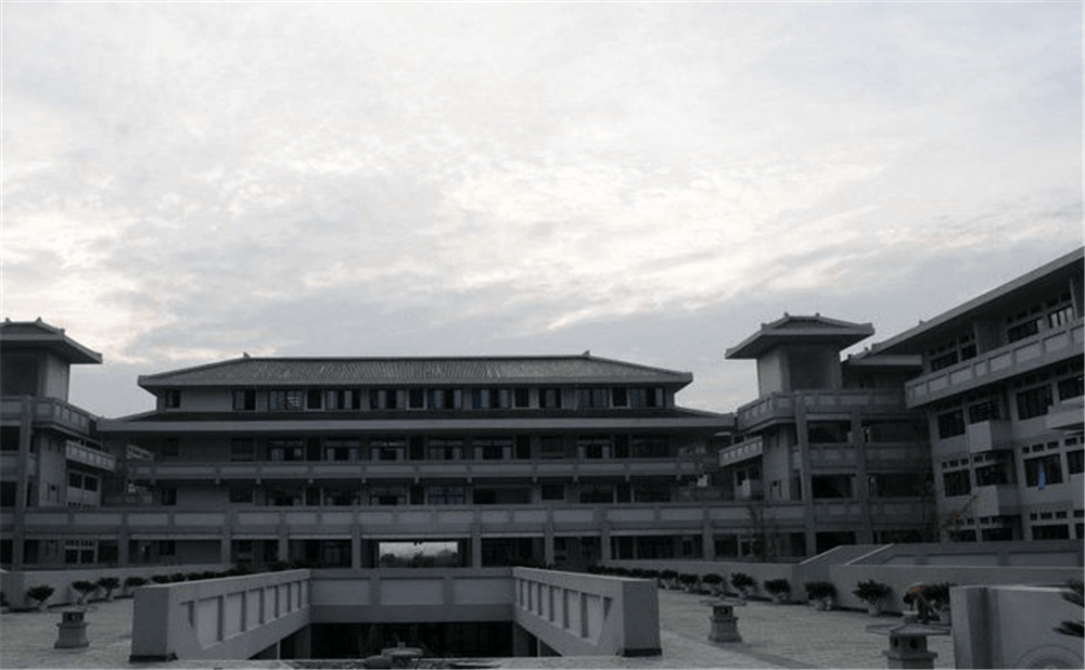 成都石室中學(xué)北湖校區(qū)的學(xué)費是多少錢？