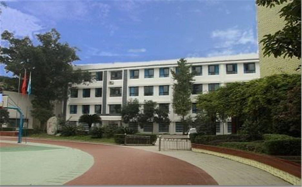 成都市第三十三中學(xué)近三年的錄取分?jǐn)?shù)是多少？