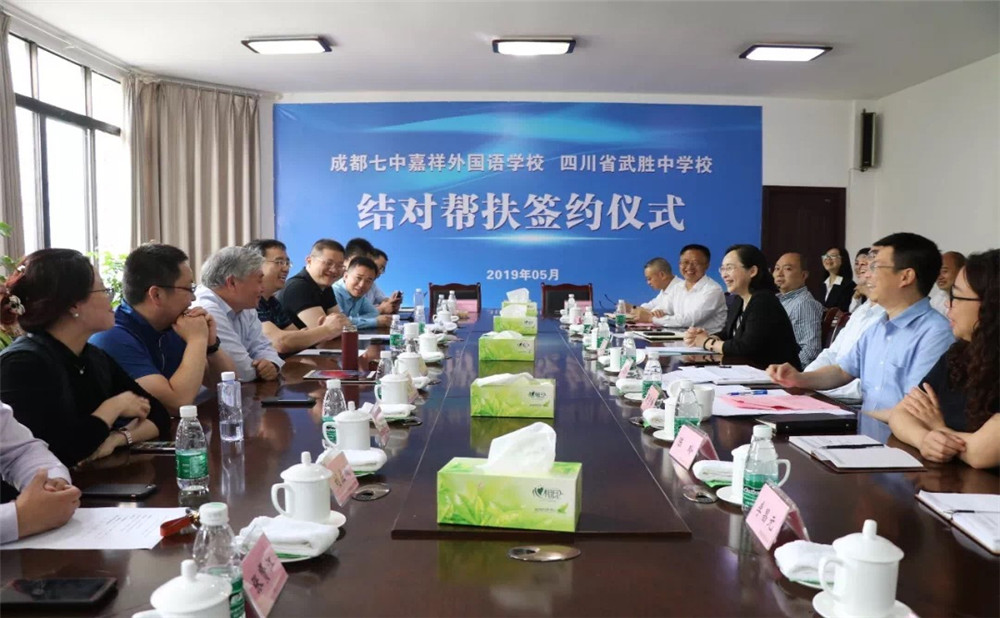成都七中嘉祥外國語學(xué)校一年的學(xué)費(fèi)是多少？