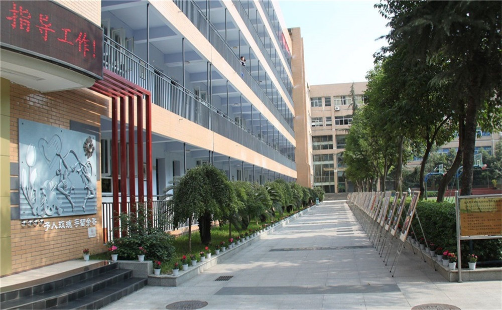 2020年成都大學附屬中學計劃招多少人？