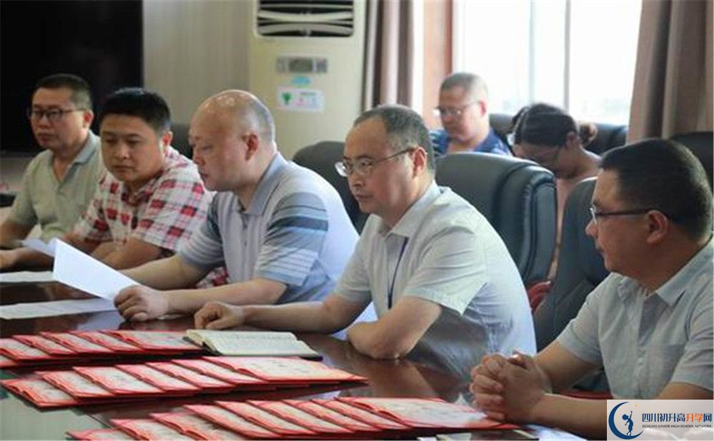 大邑縣實(shí)驗(yàn)中學(xué)高中一年的學(xué)費(fèi)是多少？