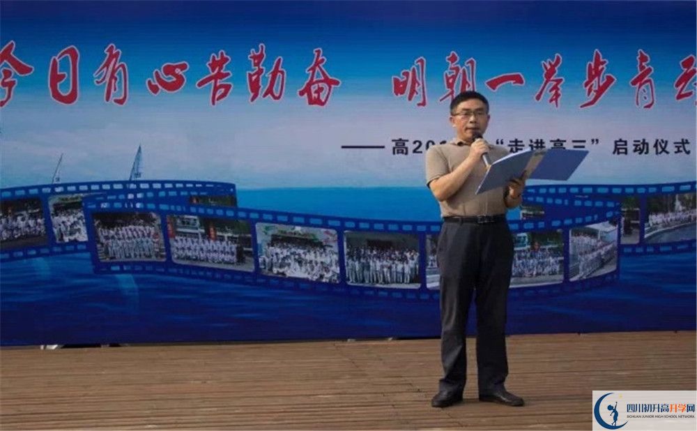成都市田家炳中學(xué)的學(xué)費(fèi)收費(fèi)標(biāo)準(zhǔn)是多少？
