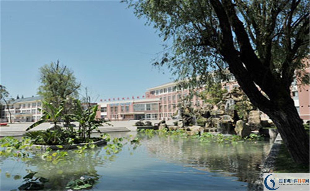 青城山高級(jí)中學(xué)的學(xué)費(fèi)收費(fèi)標(biāo)準(zhǔn)是多少？
