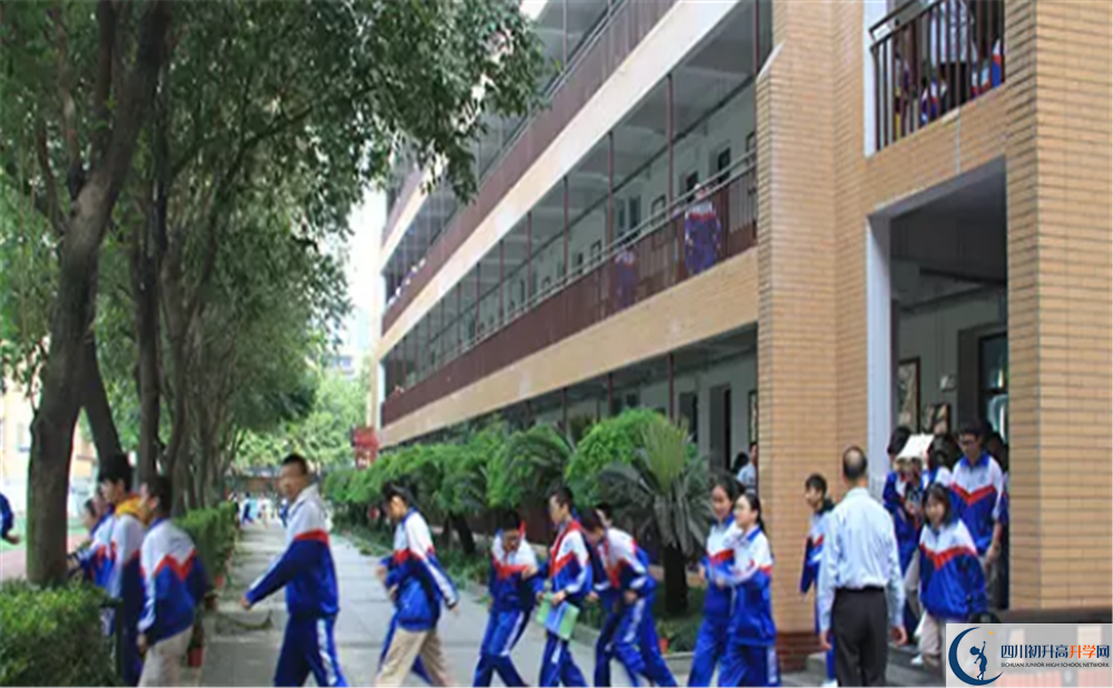成都大學附屬中學的學費大概多少？