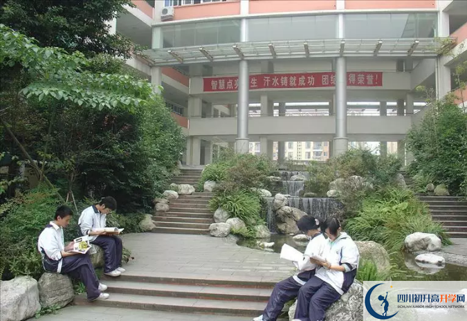 四川師范大學(xué)附屬中學(xué)一年的學(xué)費(fèi)是多少？