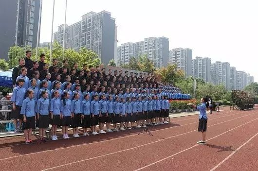 成都三十七中一年的學(xué)費(fèi)是多少？