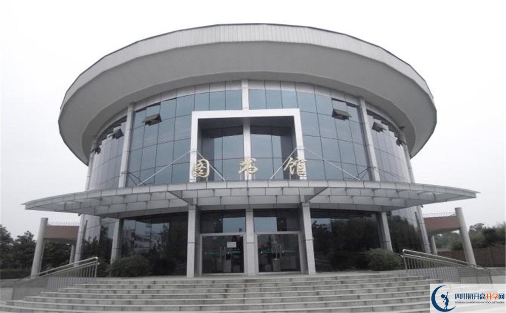 成都市龍泉中學一年的學費是多少？