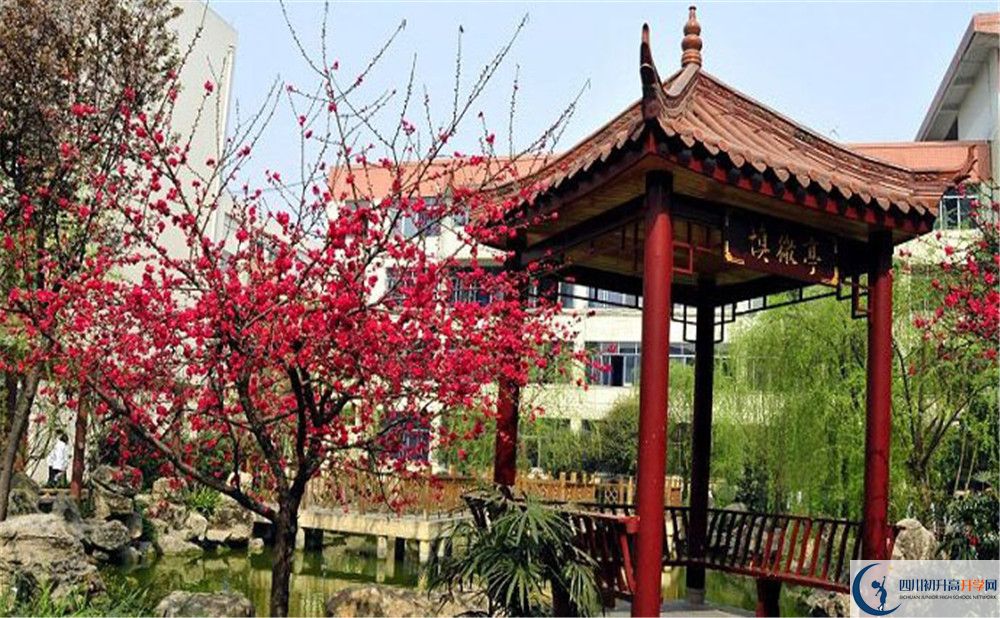 蜀城中學(xué)一年的學(xué)費是多少？