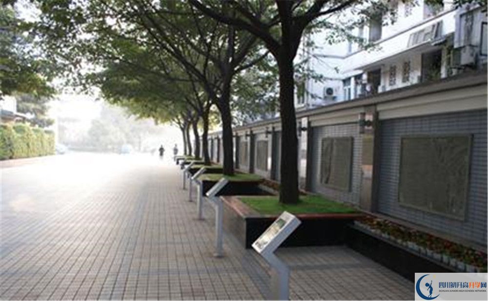 上成都市田家炳中學(xué)的分?jǐn)?shù)線(xiàn)是多少？