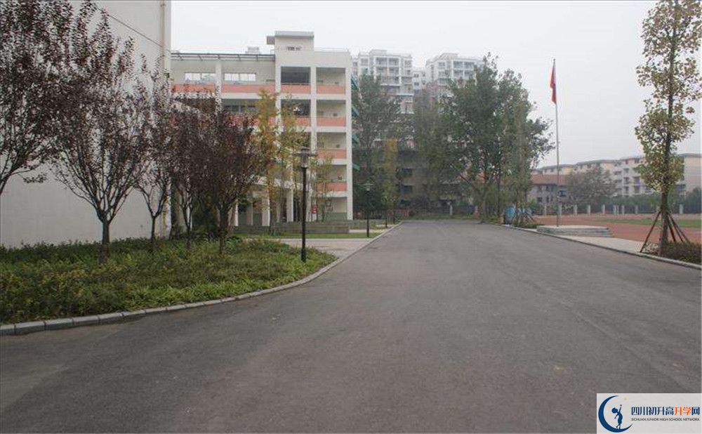 考四川師范大學附屬中學的分數(shù)線是多少？