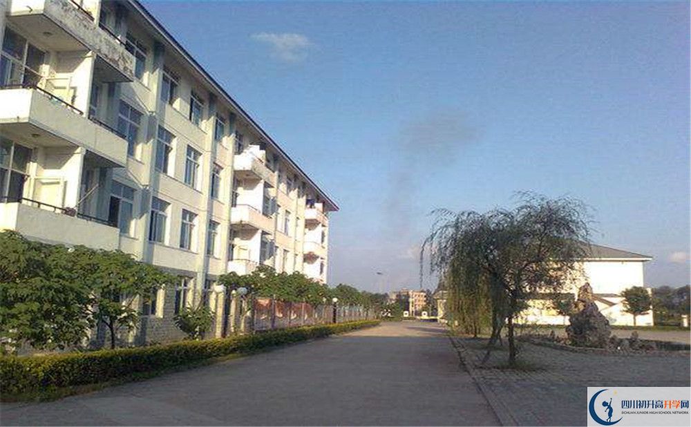 淮口中學(xué)的學(xué)費一期是多少？