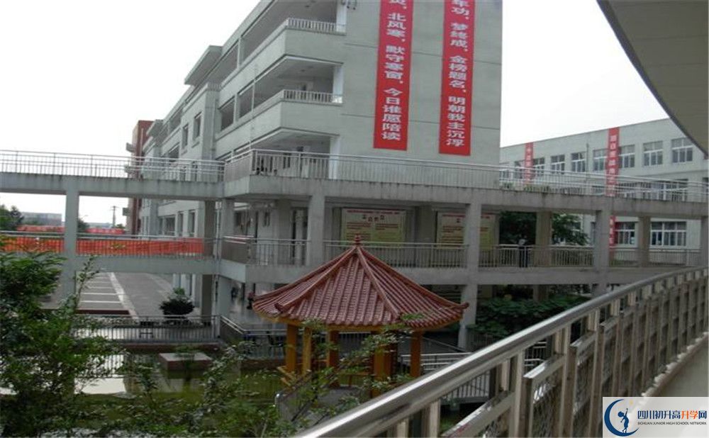 成都市龍泉中學(xué)初升高招生政策在哪兒看？					