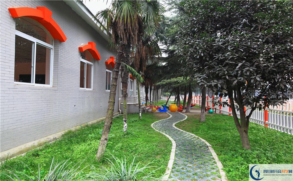 成都棠湖外國(guó)語(yǔ)學(xué)校住宿條件怎么樣？