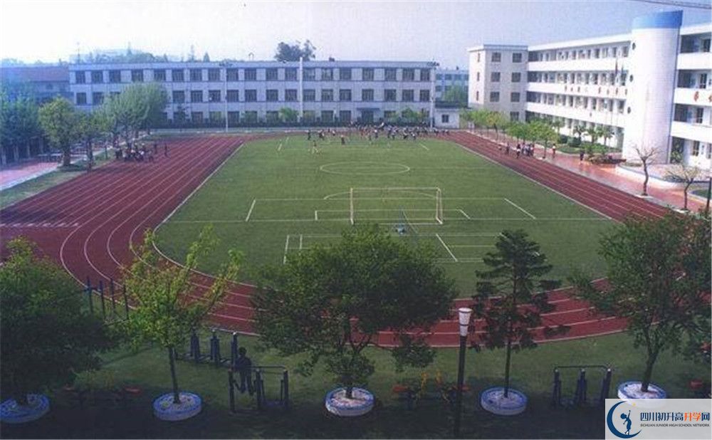 成都成飛中學(xué)住宿費用是多少錢？